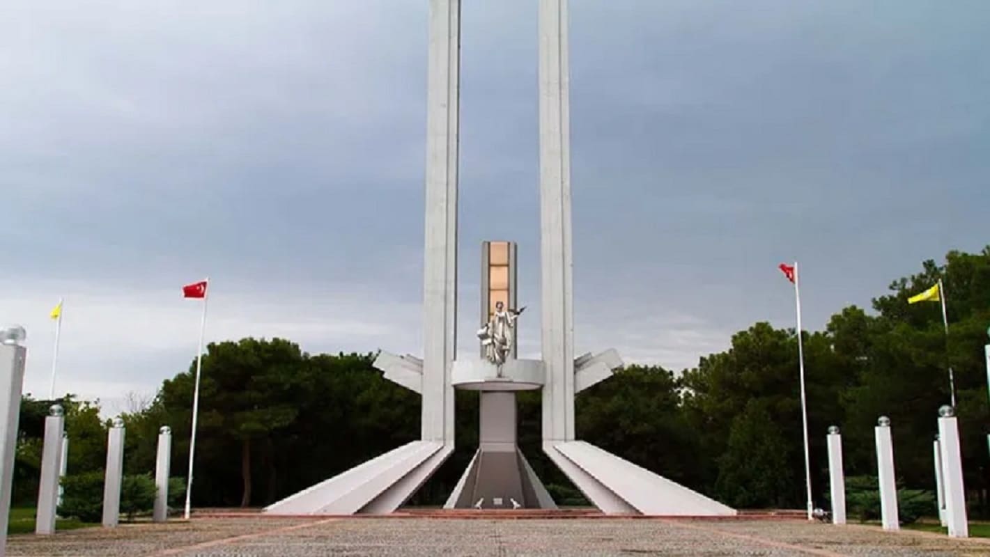Lozan Anıtı ve Meydanı