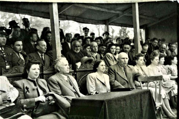 Kırkpınar Yağlı Güreşleri izlemeye gelen dönemin Türkiye Büyük Millet Meclisi Başkanı Kazım Karabekir ve Eşi İclal  Karabekir ile Dönemin Trakya Genel Müfettişi, Zeynel Abidin Özmen ve Eşi Nazire Özmen 